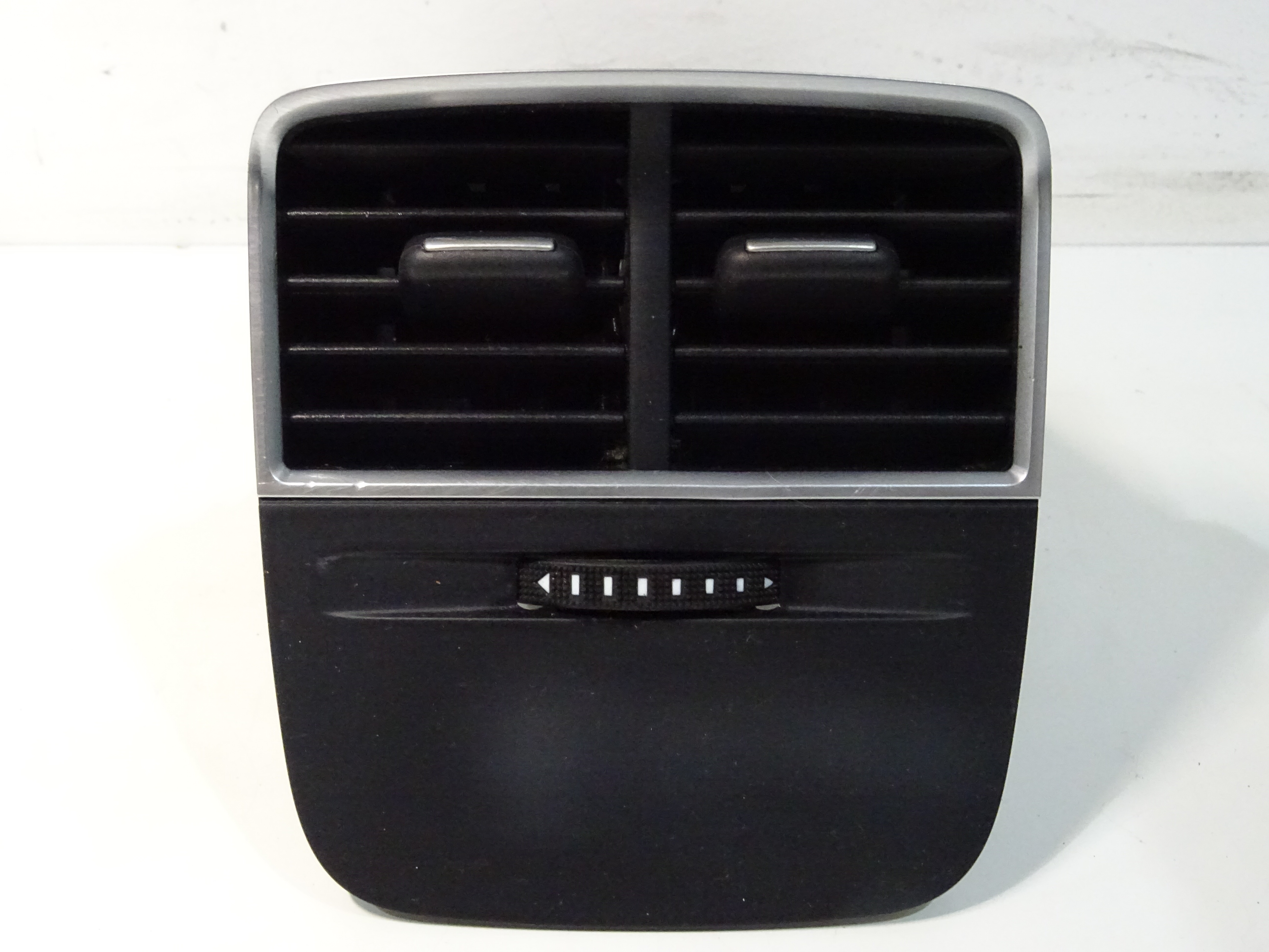 Výdech ventilace zadní střed Audi A3 8V Sportback 8V0819203, 8V0857042