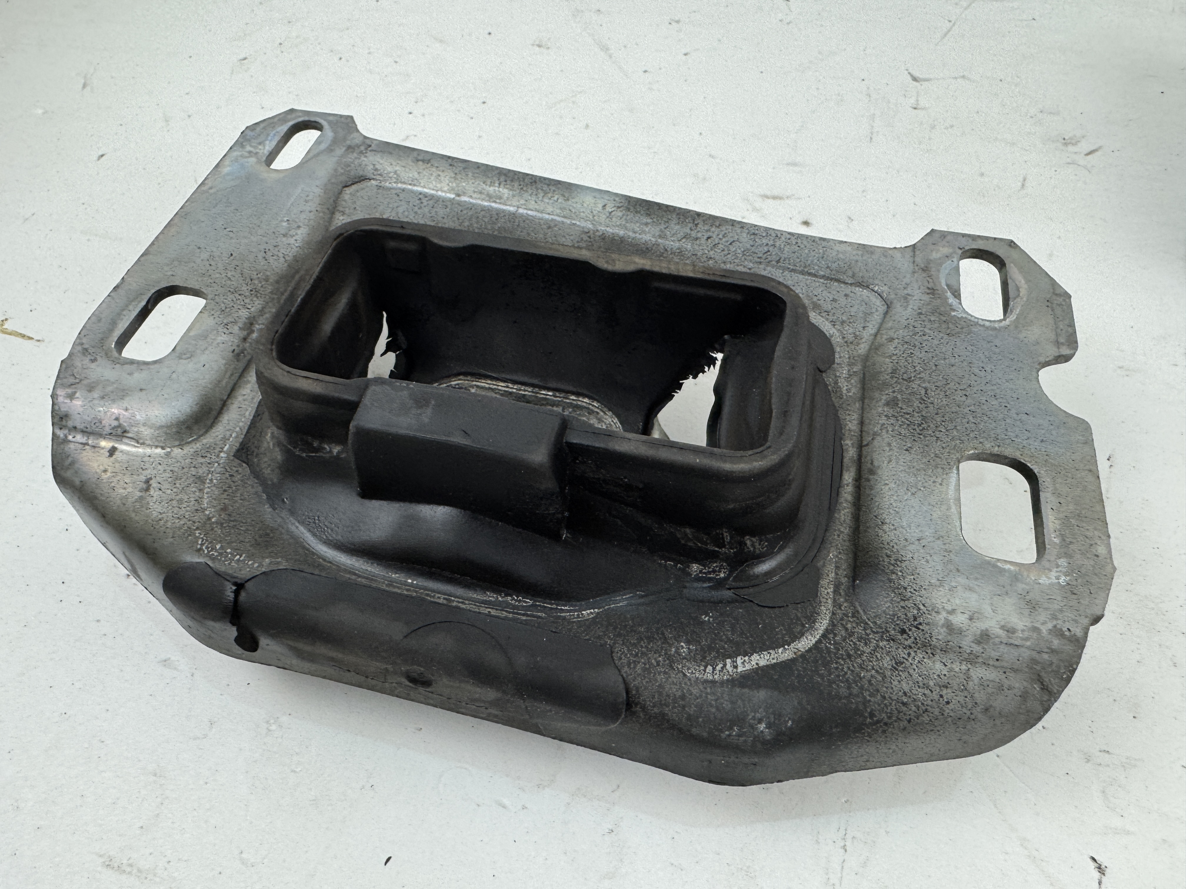 Silentblok motoru levý  Peugeot Partner III 1,5 HDI 2021 9673768480